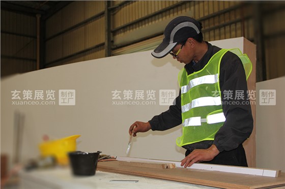 玄策展览工厂工人