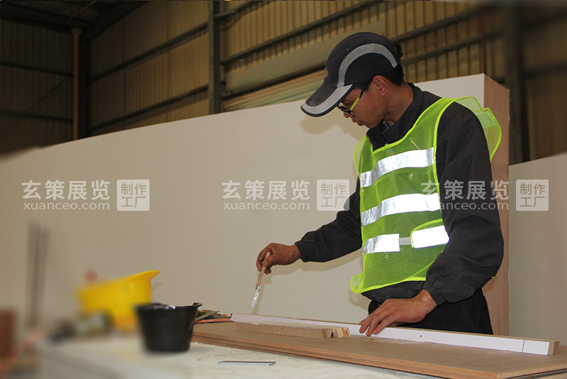 玄策展览工厂工人